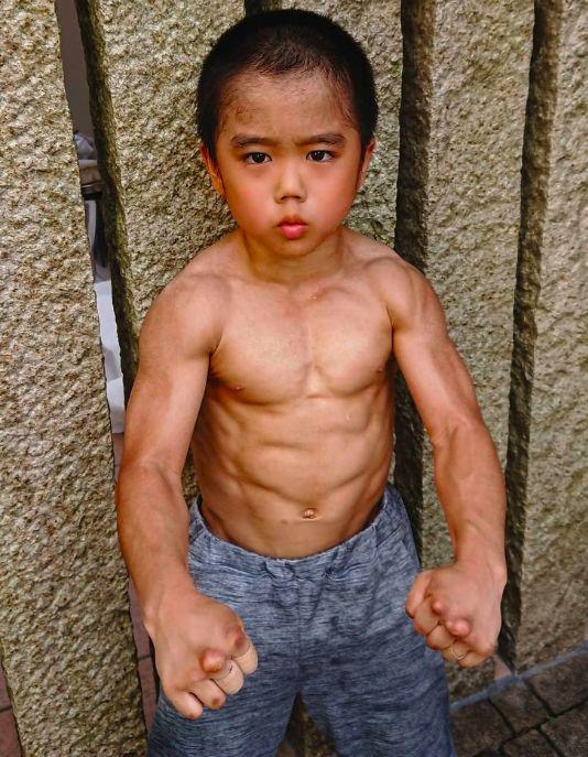 日本8岁男孩练出八块腹肌,单指能做俯卧撑!_李小龙