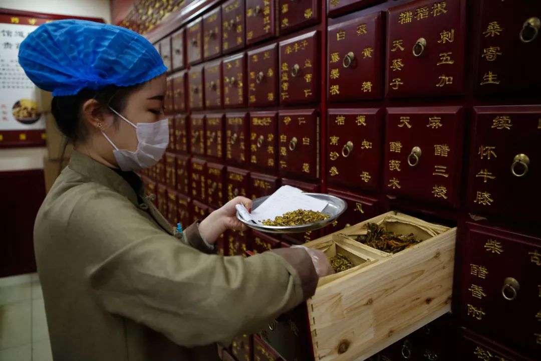 张仲景国医馆有各种各样的药酒,以及名中医精心制作的具备各种功能的