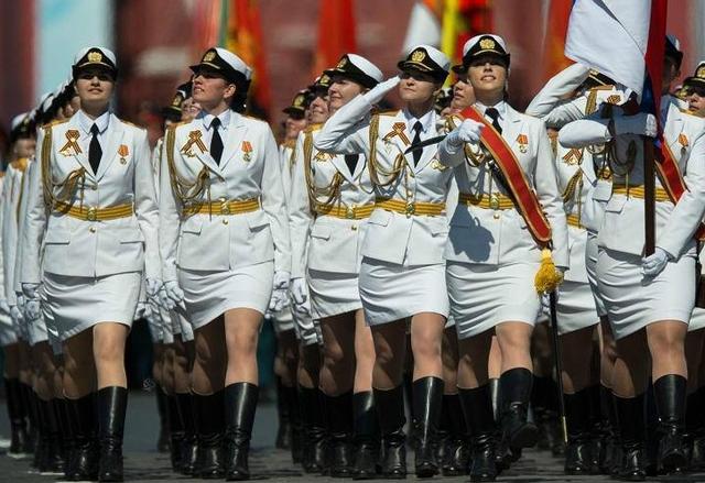 不愧是战斗民族，二战俄罗斯女兵穿包臀裙战场杀敌，原因很简单
