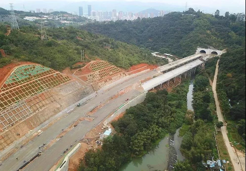 穿越龙岩大锦山隧道