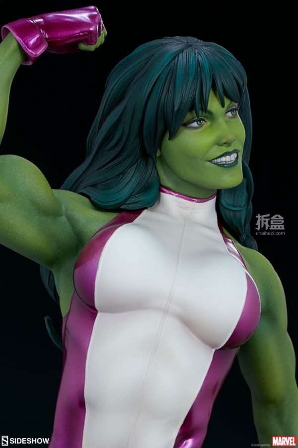 雕像以阿迪在漫画中创作的形象为原型,呈现出女浩克一身结实的肌肉.