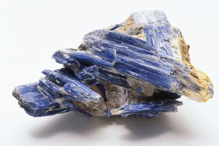 通常来讲,这种角闪石矿物使蓝片岩呈蓝色.