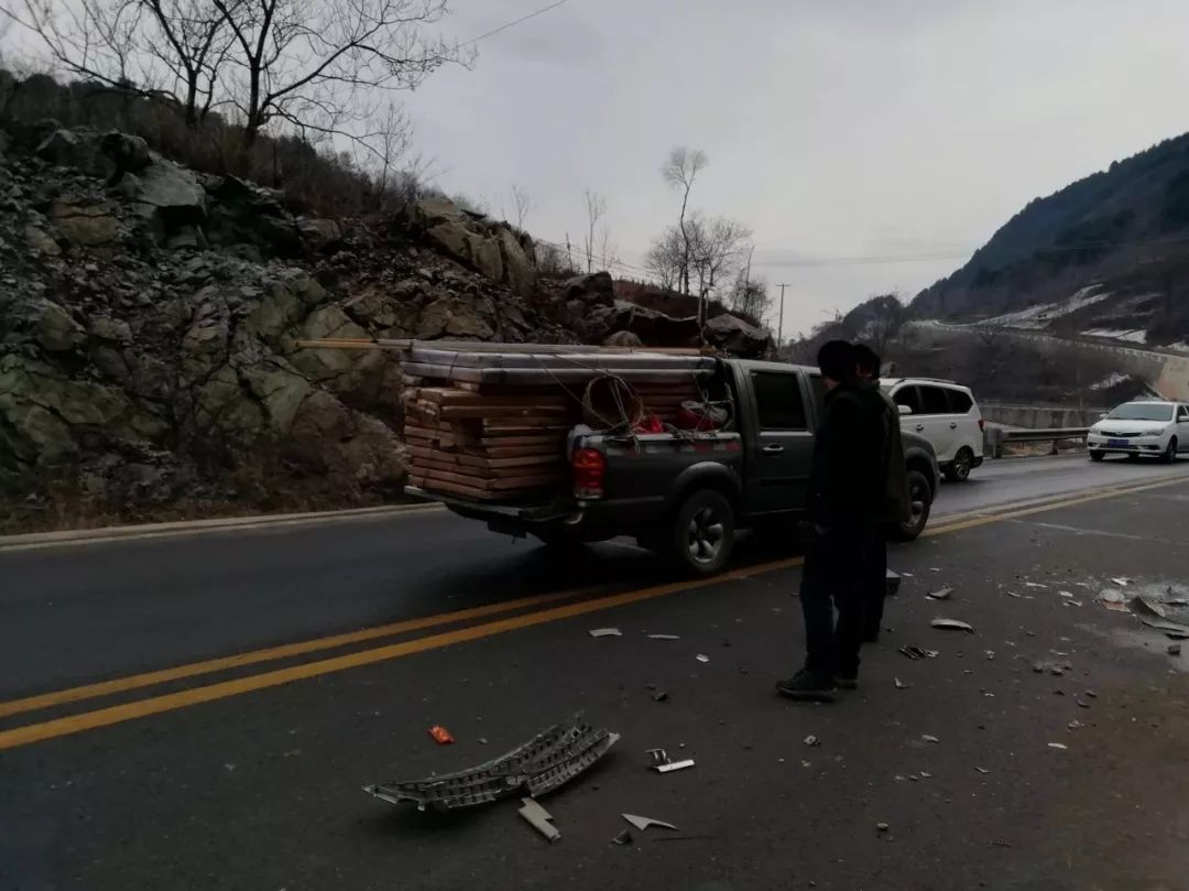 蓝桥镇地处山区,事故地点天气寒冷,在村民家为伤者借取棉衣保暖.