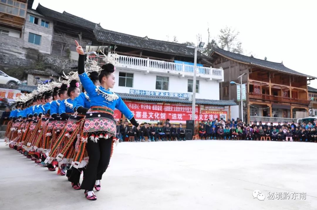 12月18日,贵州省黔东南苗族侗族自治州丹寨县文化部门组织的文艺"轻