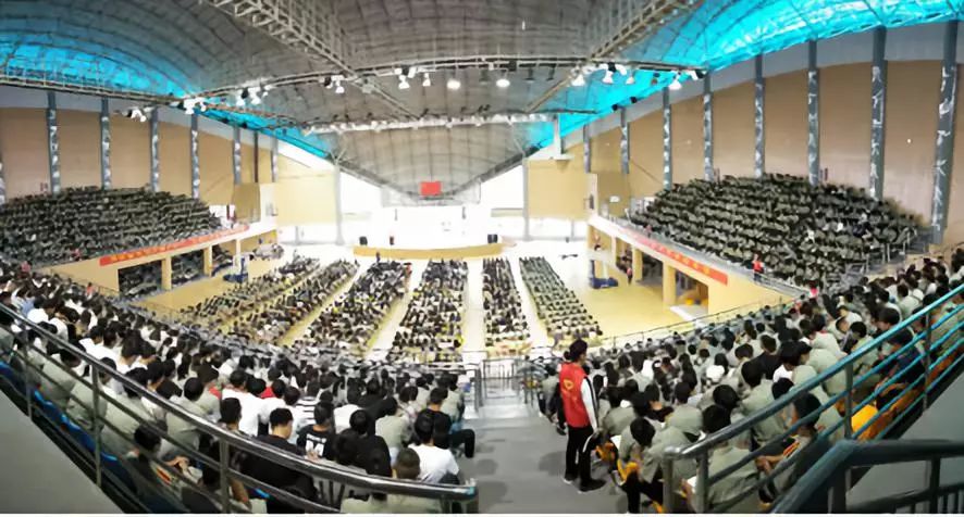 9月29日,首届"河南最美大学生"巡回宣讲商丘工学院站在学校体育馆