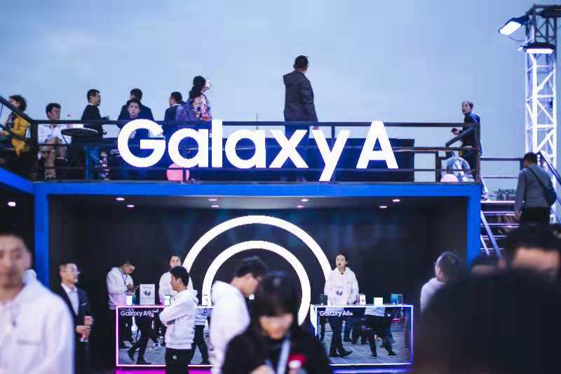 《将尖端技术用在中端机型 三星Galaxy A8s对中国年轻消费者诚意满满》