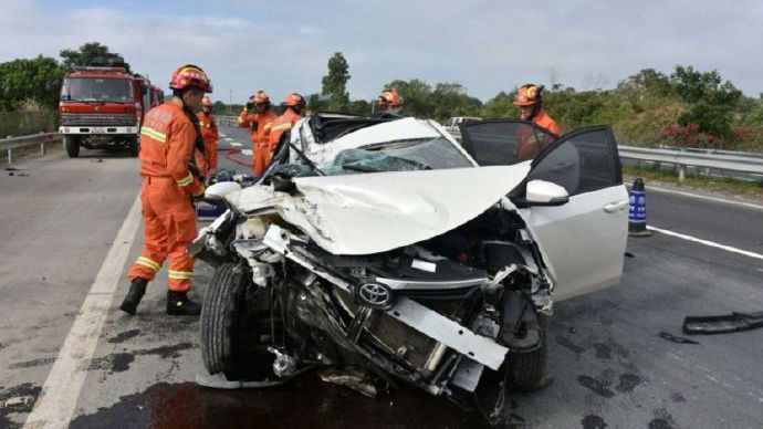 海南琼中一小车追尾大货车 致1死2重伤