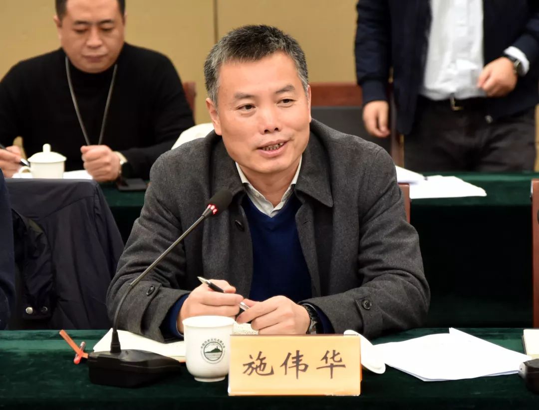 听取各专家意见建议后副区长施伟华作表态性发言他表示:在区,镇各级