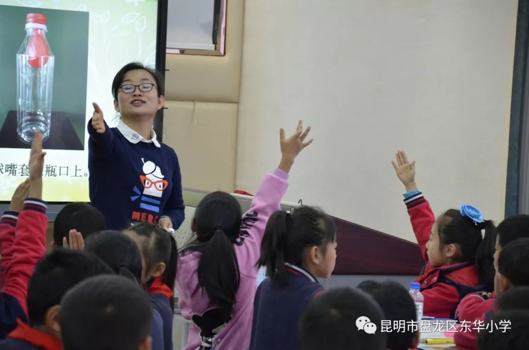 全体老师在郑虹校长和全体科学老师的带领下参观了东华小学低碳科普园