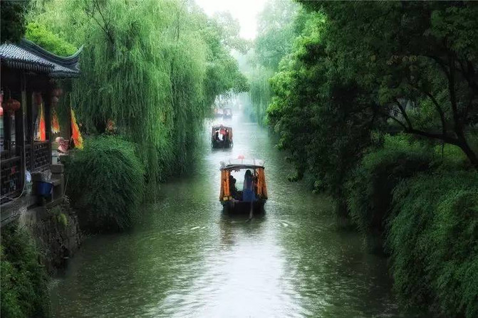 我一定会背包来到江南小镇 清晨,傍晚 还有 雨中撑着油纸伞的姑娘 白