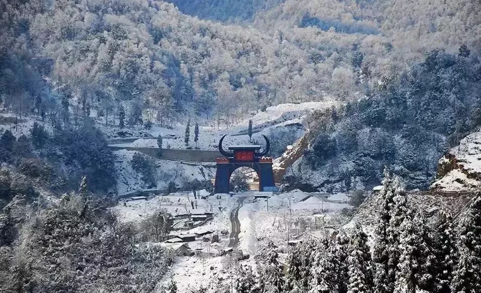 冬日里的峨边彝族自治县黑竹沟风景区,更是美轮美奂!