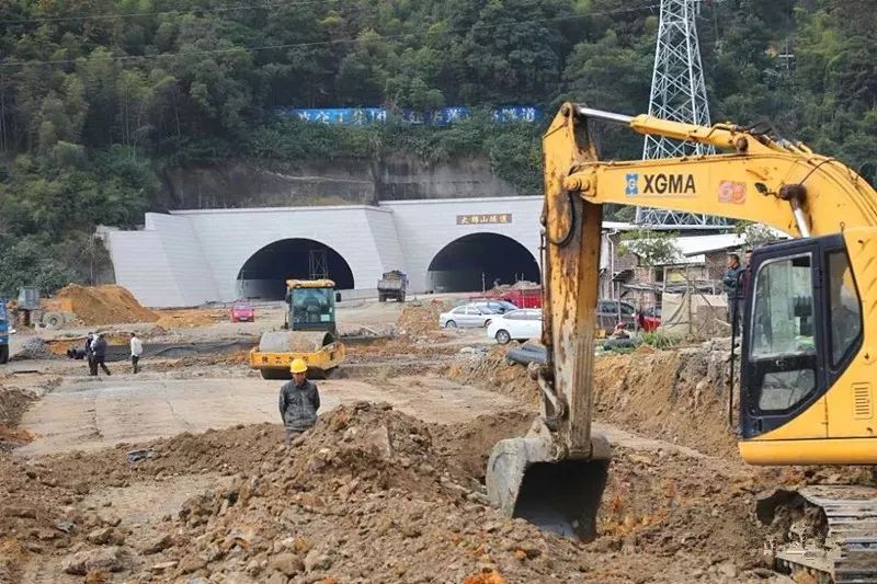 华莲西路隧道东边洞口正在进行路基施工与此同时,新罗区今年9月重启