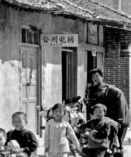 70年代末卢氏县城几个小孩在街道玩耍.