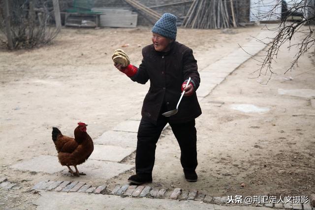 马奶奶现在和大儿子生活在一起,每天在家里做饭洗衣干家务,甚至还要下