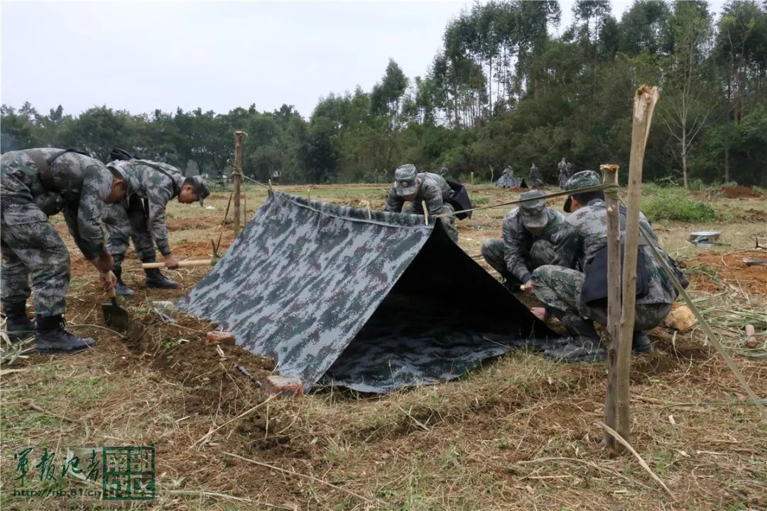 户外露营近日,为提高新兵野外生存能力,南部战区陆军某训练基地新兵营