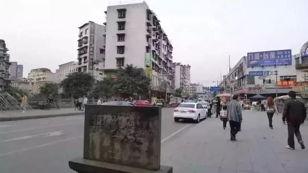 今非昔比,如今的乐山高楼林立,整个城市往南北延伸,城北新区,肖坝新区