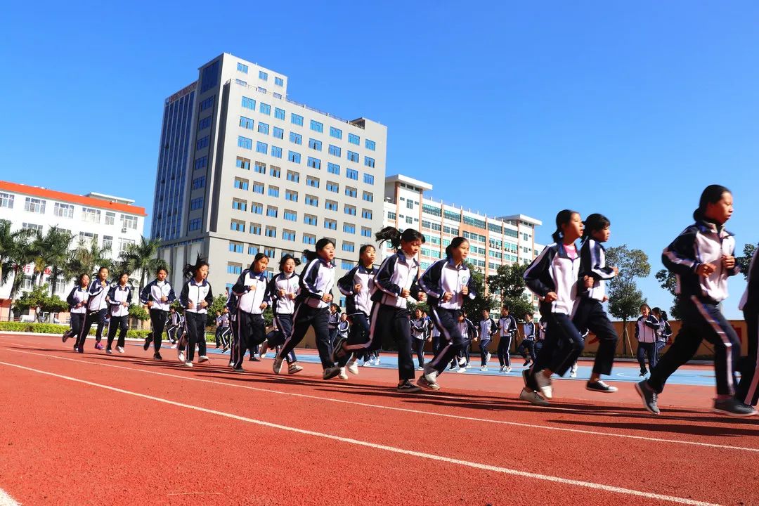 市文明办副主任林暹才一行先后实地察看了潮南区科利园实验学校,峡山