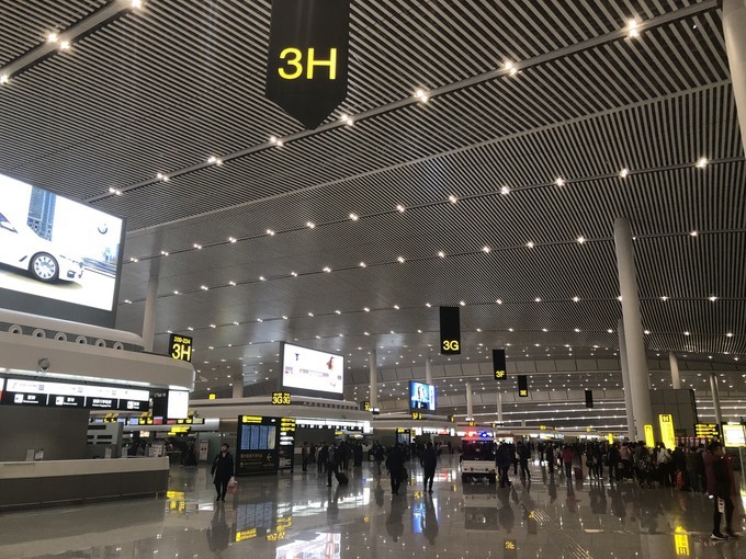 晚上10点到的,江北机场t3真不小,但实在是没时间看了,拿完行李直奔市