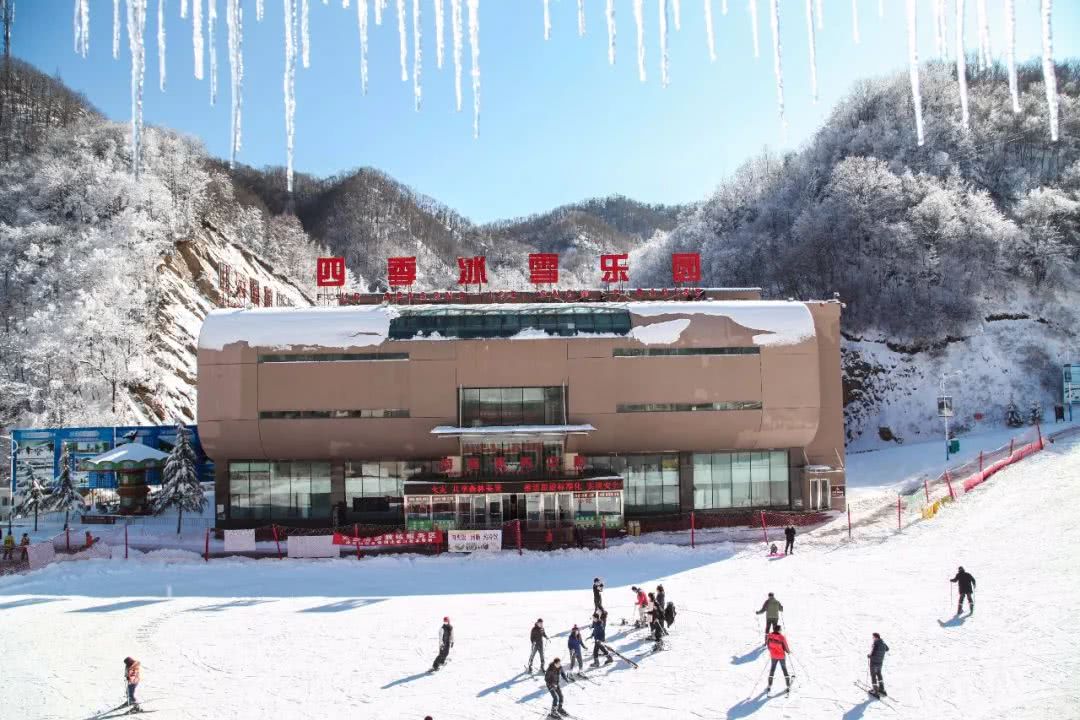 第二届伏牛山滑雪乐园冰雪梦幻季正式开始喽,想去滑雪的小伙伴抓紧