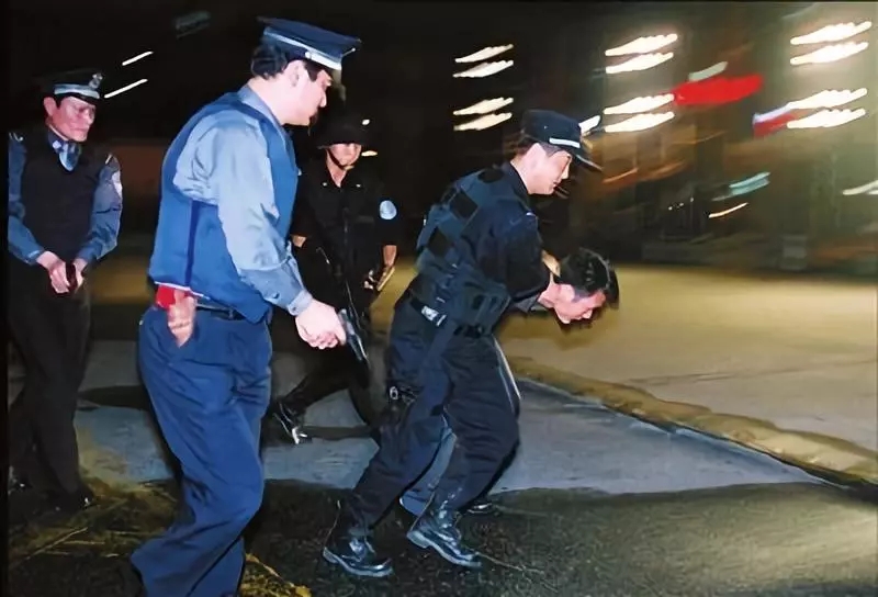 2002年7月粤港两地警方在深圳沙头角中英街联合执勤.景国民 摄