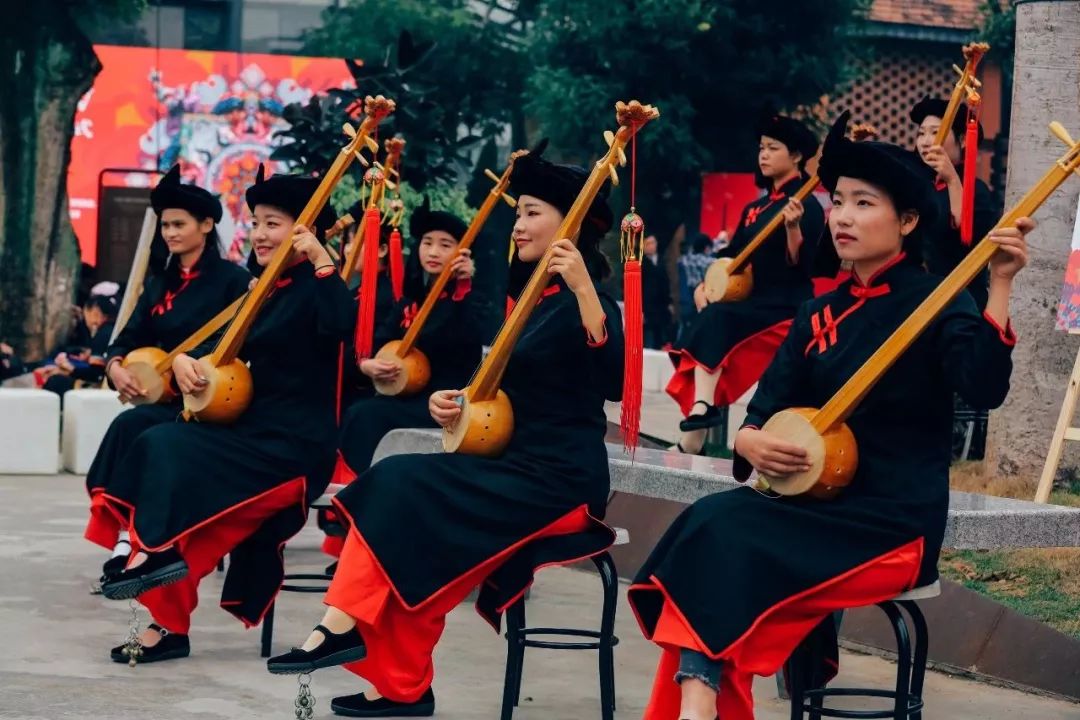 天琴弹唱,中国壮族三大乐器中最古老的乐器之一当日进行的爱心企业