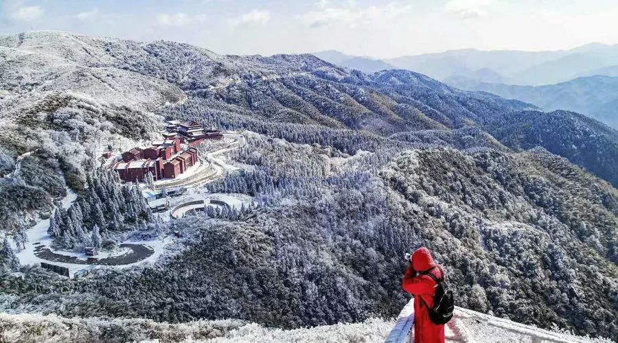 进入冬季以来,湖南永州双牌阳明山漫山楠竹依旧青翠,车子进入阳明山