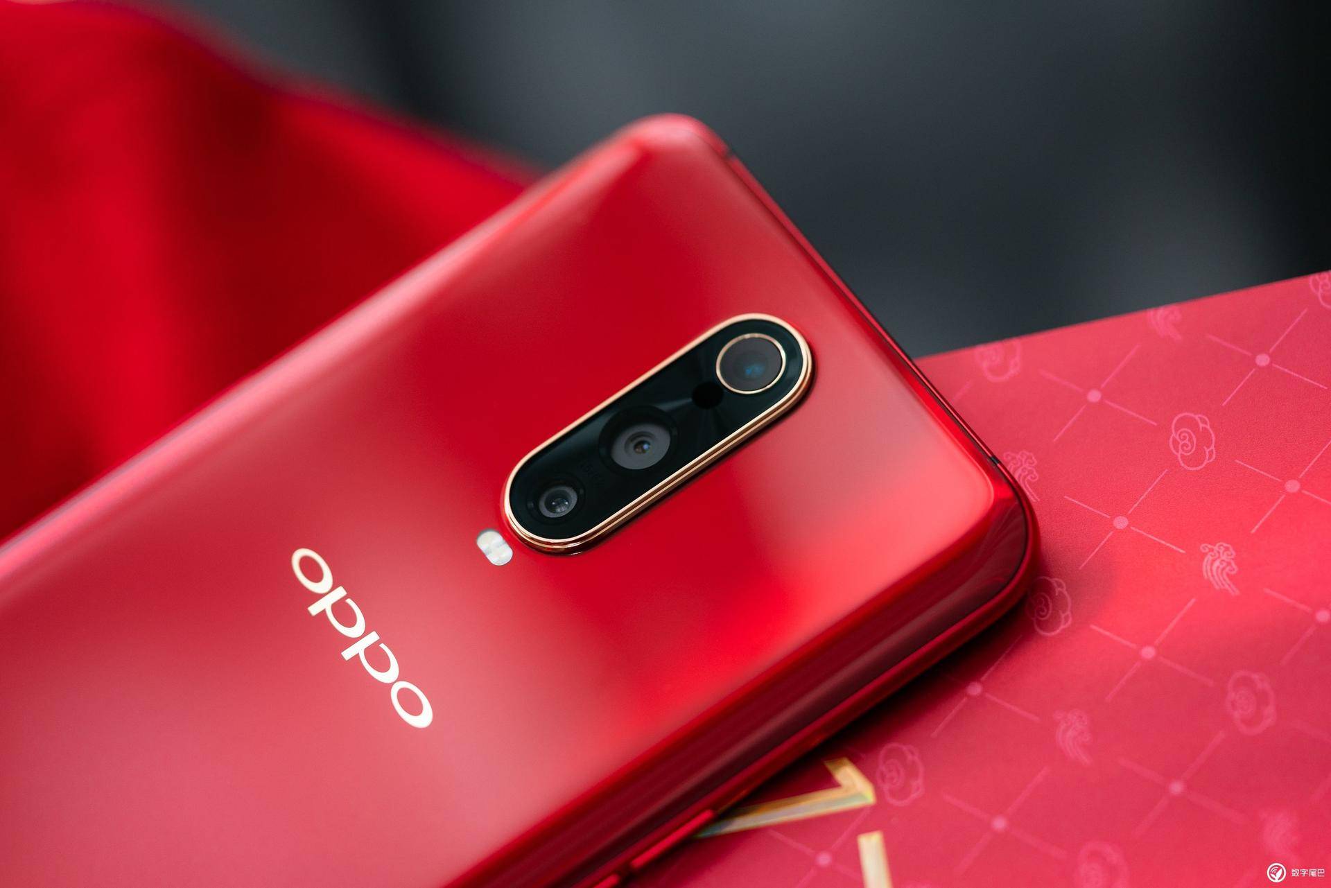 oppo r17丨r17 pro新年版两款机型以了红色为主色调,象征新年的喜庆