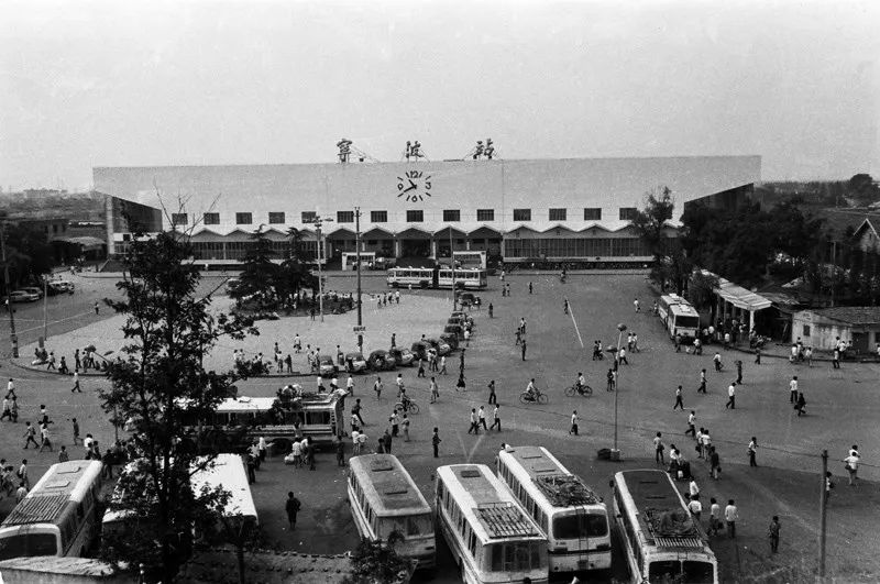17 90年代的宁波火车站 18  80年代的轮船码头  对老宁波生活有着