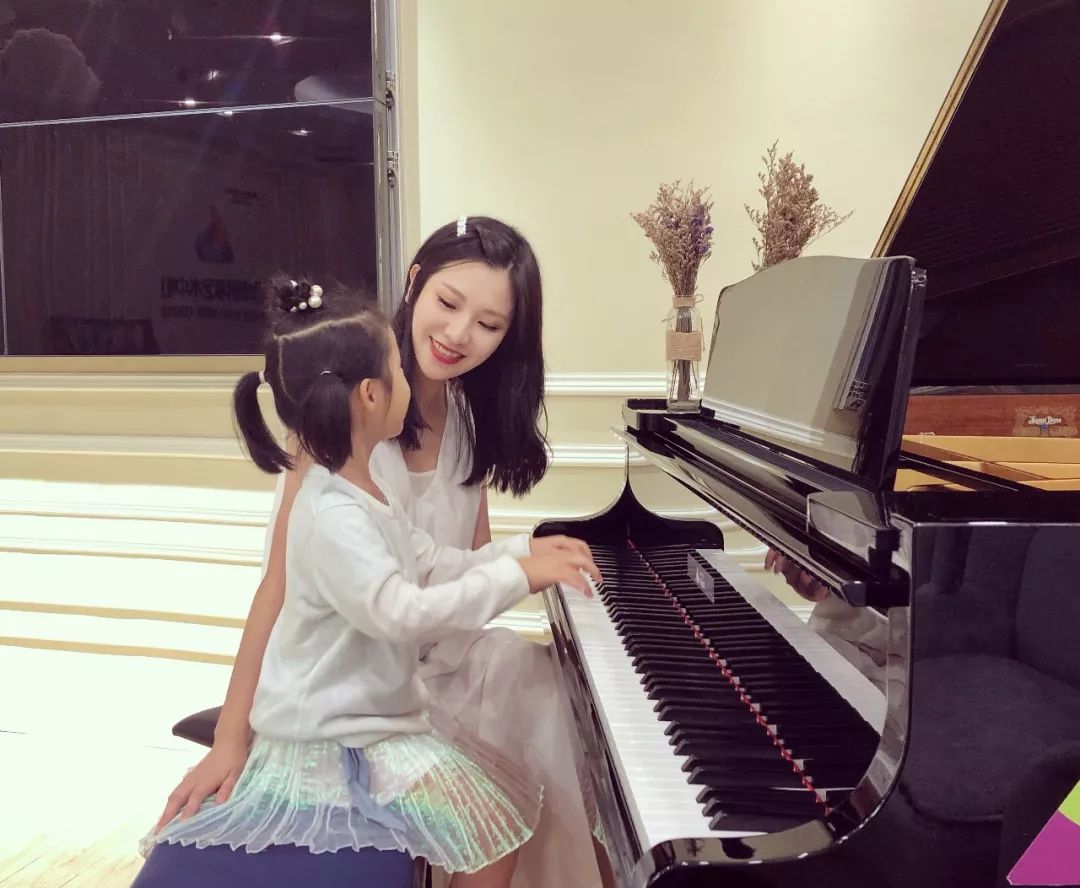 学钢琴才2年,这位幼儿园小女孩竟能自己作曲!来看看她