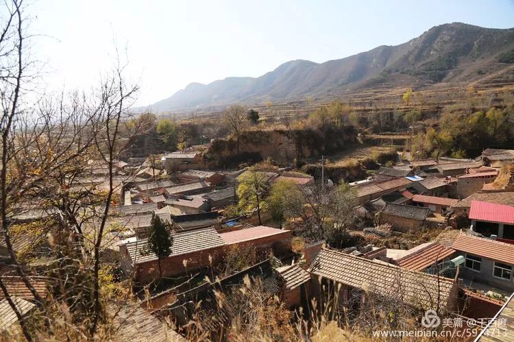 北与北思贤村接壤,南与东,西横山村相连,背西靠山,东临川道,是一个