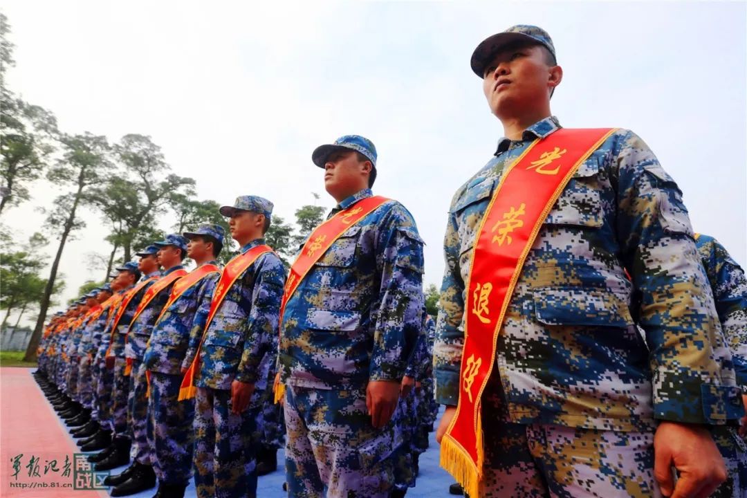 一场迟到的退役仪式,海军陆战队某旅140余名退伍老兵含泪告别军营!