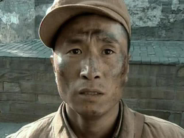 《亮剑》：赵刚踹翻大闹医院的段鹏，他并非生气，只是为了救段鹏