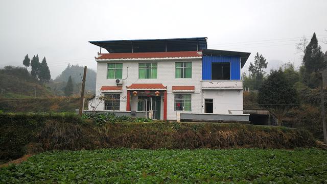 行走在四川的农村里,农民朋友修的这些小楼房,你最喜欢哪一栋?
