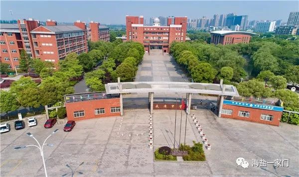 博才实验学校海盐县博才实验学校是一所城镇初中学校,现有18个班级