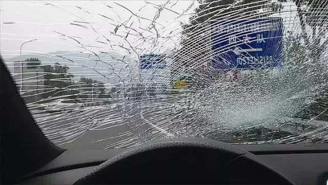 案例4:如果你在事故时,打破了自己的玻璃又没有上玻璃险时,你会向保险