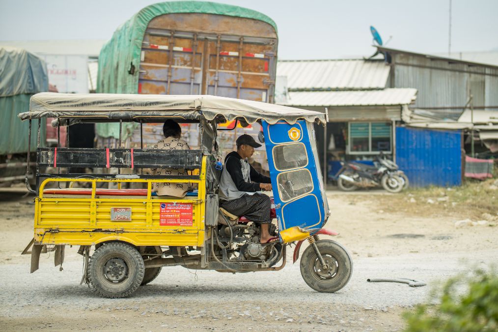 缅甸木姐市实拍当地的出租车,全是三轮摩托车,全部是中国品牌