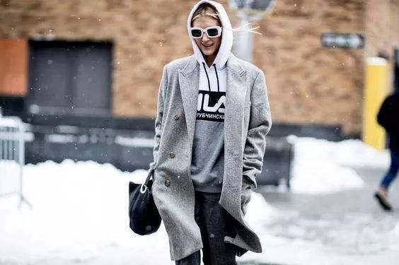 冬天，衛衣+大衣，怎麼穿才能不顯臃腫？ 時尚 第2張