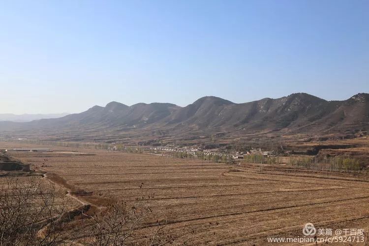 北与北思贤村接壤,南与东,西横山村相连,背西靠山,东临川道,是一个