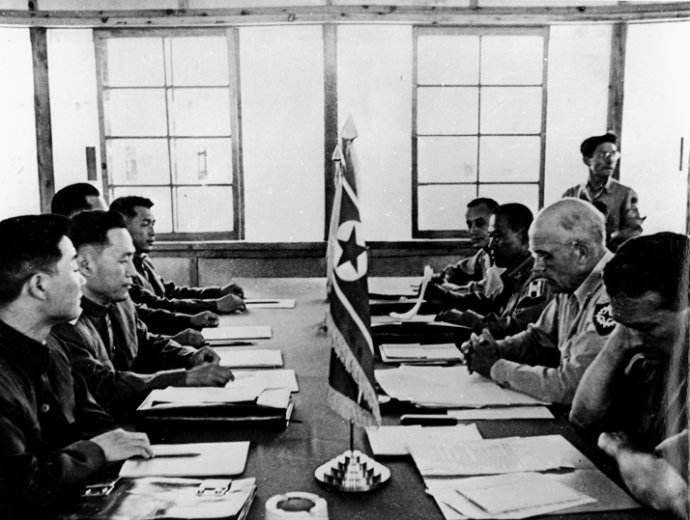 朝鲜战争停战谈判现场,外国记者拍下志愿军总司令彭德怀入场瞬间