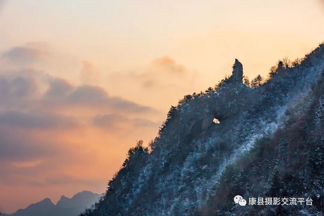 位于康县长坝镇,西连武都,海拔2483米,为康县境内最高山峰.