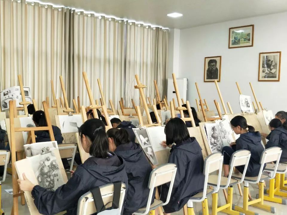 我喜欢 我快乐 | 记遂宁卓同国际学校"黑白灰"素描社团课