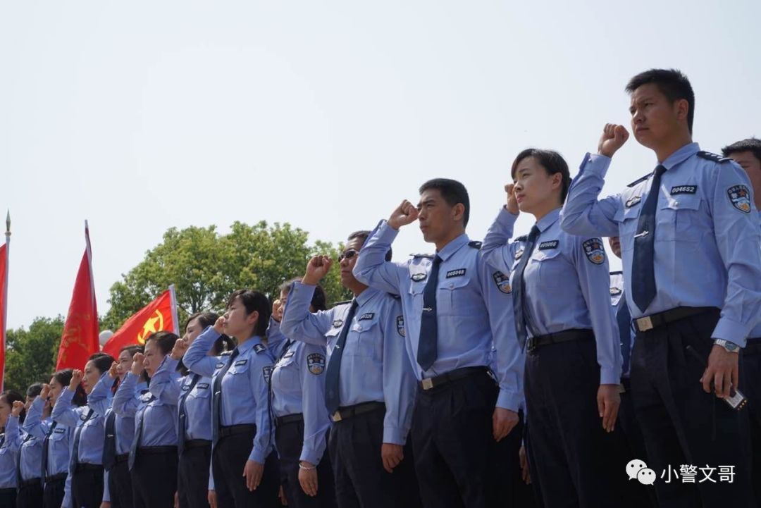 "穿越"四十年,你看到第几张会泪目?_警服