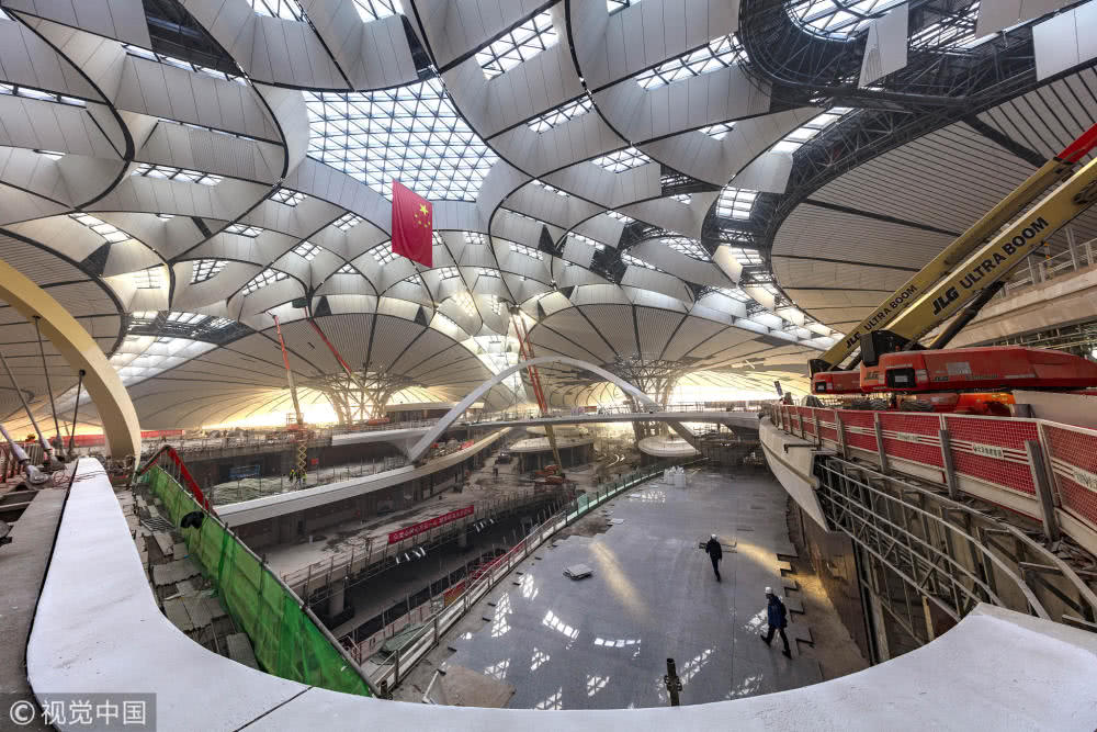 北京大兴机场航站楼屋面基本完工 金色"凤凰"亮相