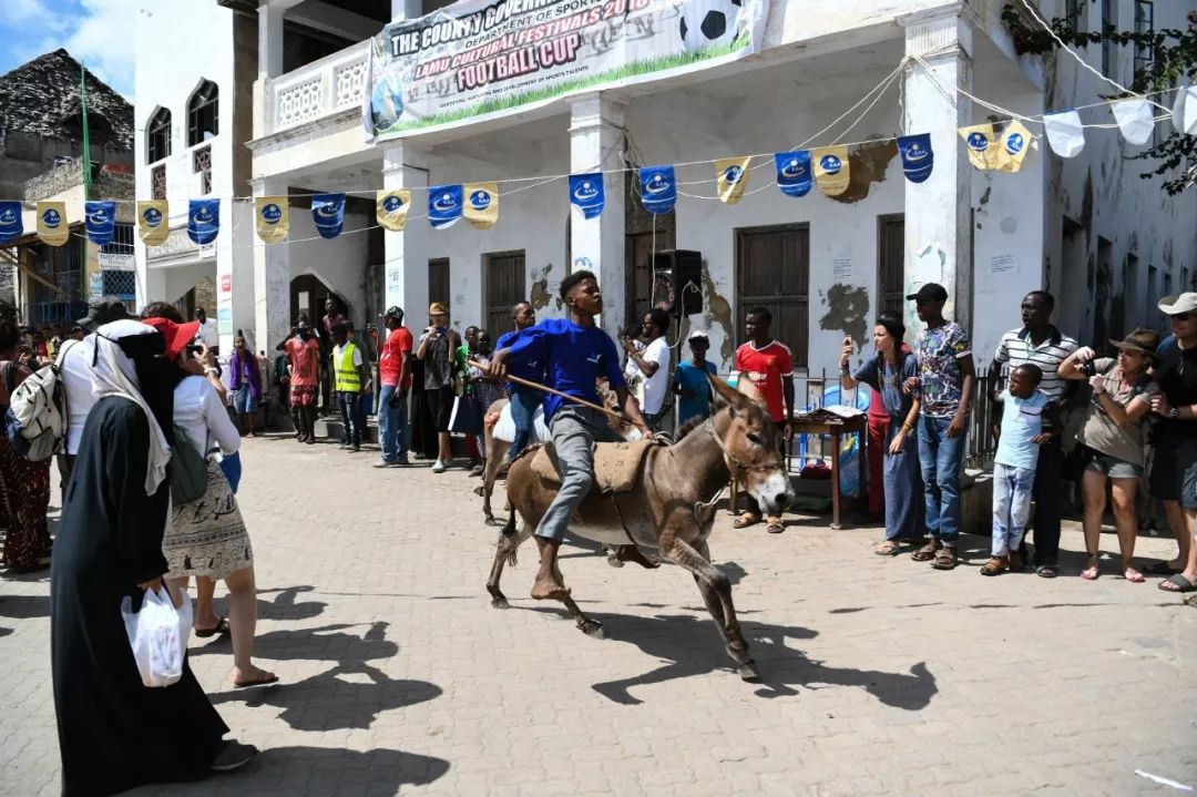 這個東非小島交通靠騎驢，男人穿「裙子」，與中國還頗有淵源 旅行 第10張