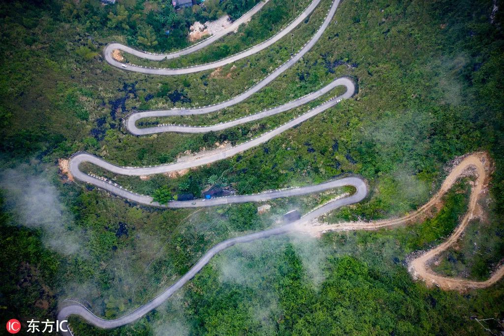 广西大石山区扶贫公路百转千回蔚为壮观