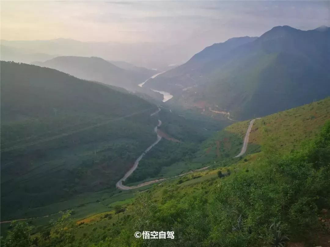 走惯了高速公路,重走滇缅公路难免觉得局促,颠簸,但看看沿途景致,让