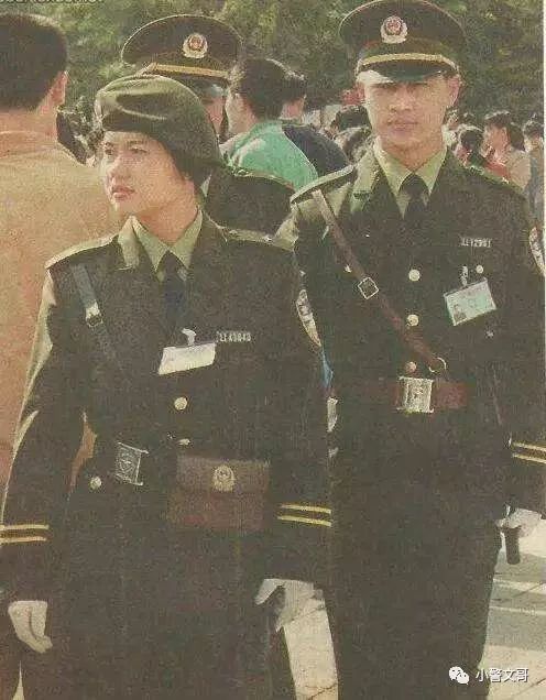 1972年1月,为区别军,警服装,突出人民警察的特点,国务院批准公安部