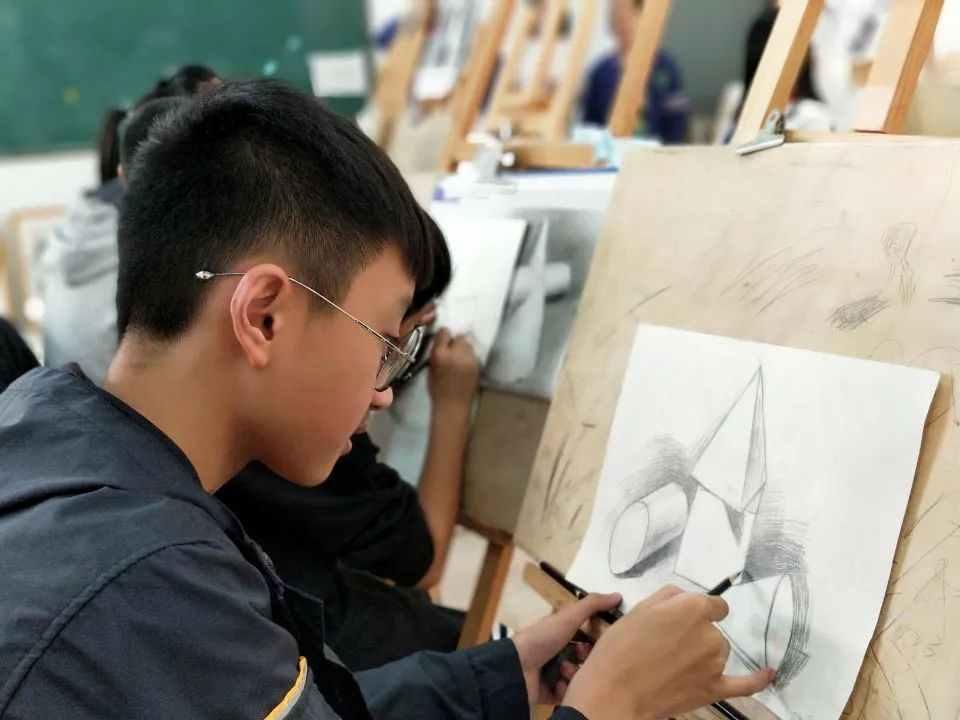 我喜欢 我快乐 | 记遂宁卓同国际学校"黑白灰"素描社团课