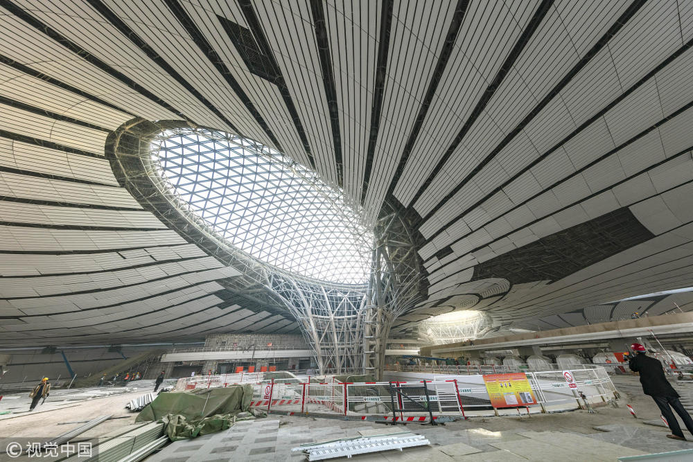 北京大兴机场航站楼屋面基本完工 金色"凤凰"亮相