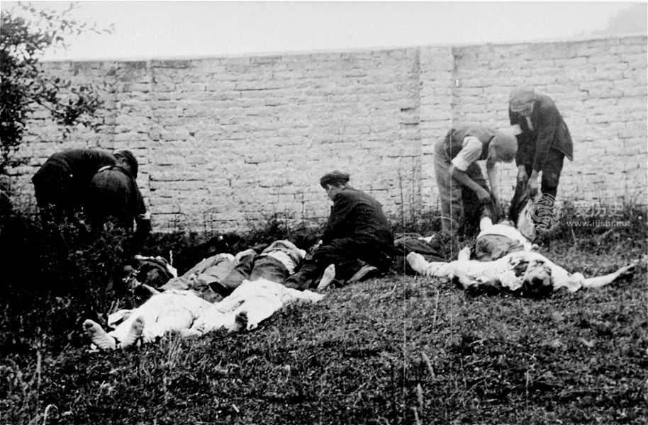 德军在小镇上一次屠杀60名犹太人 游街示众后才许埋葬